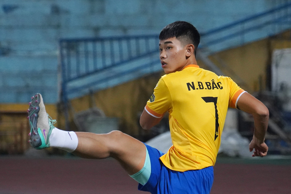 Ngôi sao trẻ Đình Bắc của Quảng Nam khởi động và vào sân trong hiệp hai. (Ảnh: Việt Anh/Vietnam+)