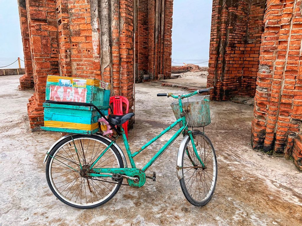 Có lẽ, 'tiệm kem di động' còn hiếm hoi ở các làng quê sẽ gợi nhớ cho nhiều người thuộc thế hệ cũ về những cảm xúc đẹp của tuổi ấu thơ. (Ảnh: Xuân Mai/Vietnam+)