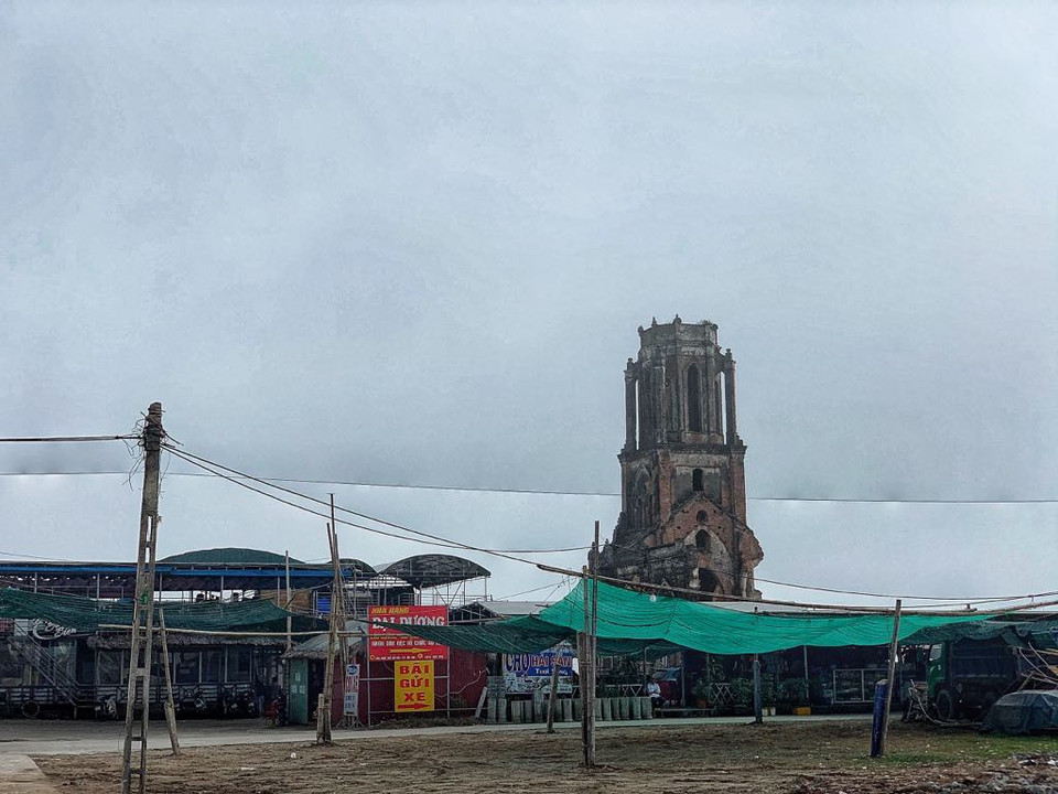 Dâu tích của thờ đổ khi nhìn từ xa. (Ảnh: Xuân Mai/Vietnam+)