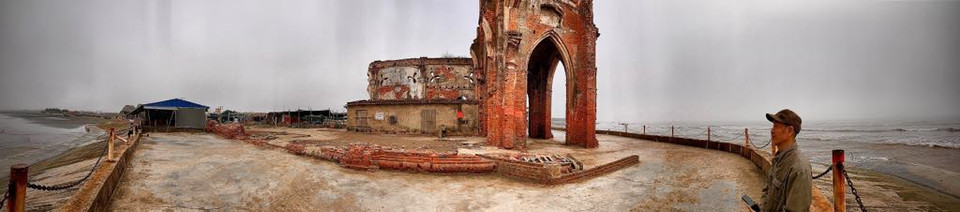 15 năm trước, giáo xứ Xương Điền thuộc xã Hải Lý huyện Hải Hậu, tỉnh Nam Định bị nước biển xâm thực cùng với hậu quả của cơn bão năm 2005, nhà thờ với tên gọi Trái Tim này và hai làng chài ven biển là Xương Điền,Văn Lý đã trở thành hoang tích. Sau đó, tỉnh Nam Định cho xây dựng một tuyến đê biển kiên cố, nơi đây trở thành điểm đến của nhiều nhiếp ảnh gia và du khách cả nước. (Ảnh: Xuân Mai/Vietnam+)