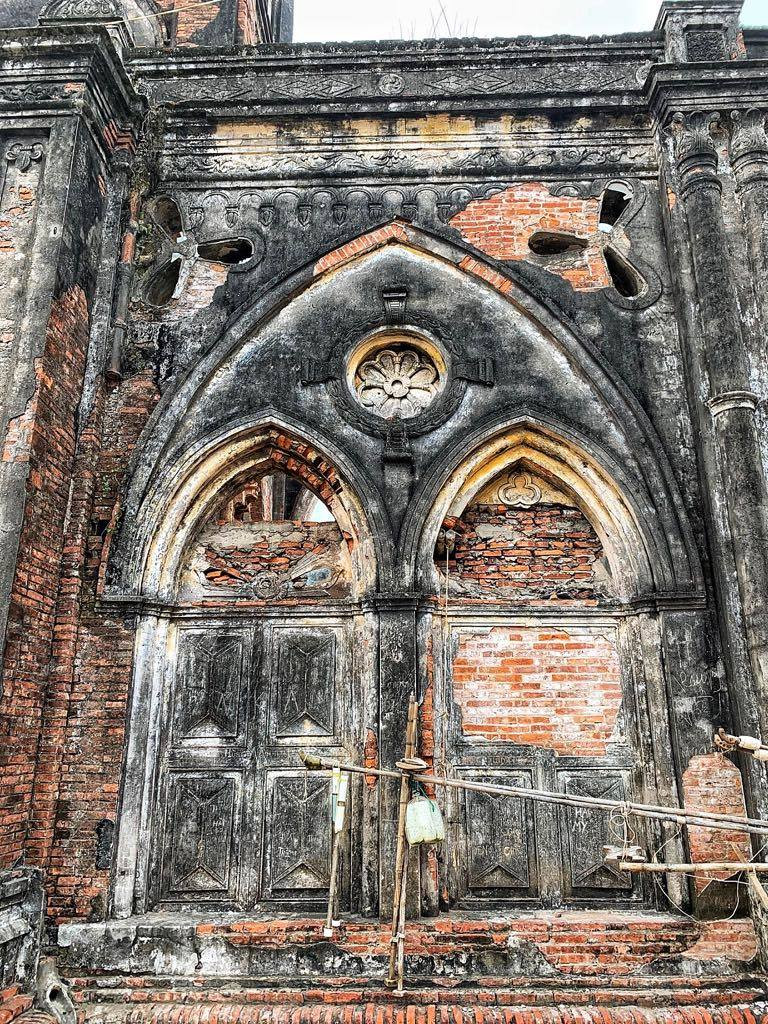 Những nét hoa văn tinh xảo đang ngày càng bị mai một theo thời gian và gió biển mặn mòi. (Ảnh: Xuân Mai/Vietnam+)