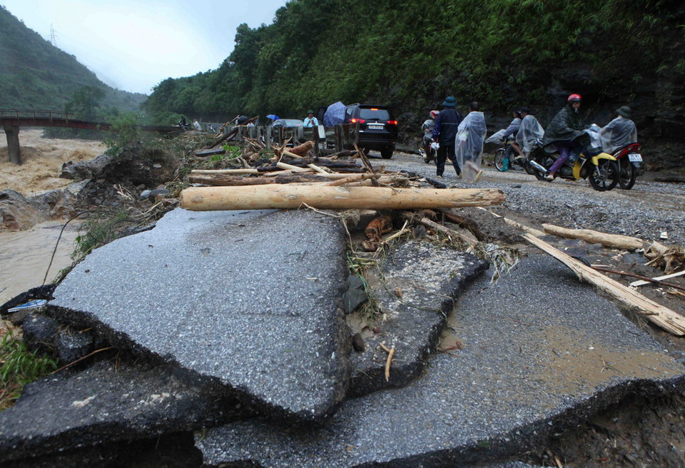 Đường Quốc lộ 4D Lai Châu-Lào Cai đoạn qua bản Chu Va 12, xã Sơn Bình, huyện Tam Đường bị hư hỏng nặng. (Ảnh: Quý Trung/TTXVN)
