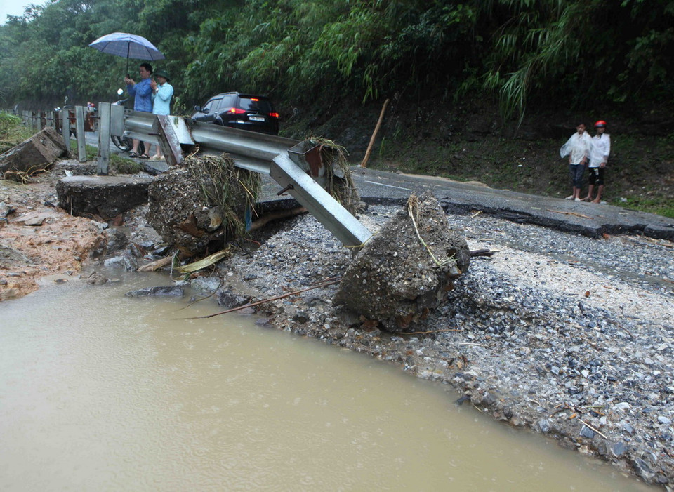  Đường Quốc lộ 4D Lai Châu-Lào Cai đoạn qua bản Chu Va 12, xã Sơn Bình, huyện Tam Đường bị hư hỏng nặng. (Ảnh: Quý Trung/TTXVN)