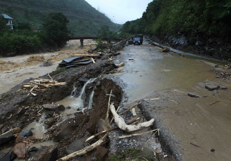 Đường Quốc lộ 4D Lai Châu-Lào Cai đoạn qua bản Chu Va 12, xã Sơn Bình, huyện Tam Đường bị hư hỏng nặng. (Ảnh: Quý Trung/TTXVN)