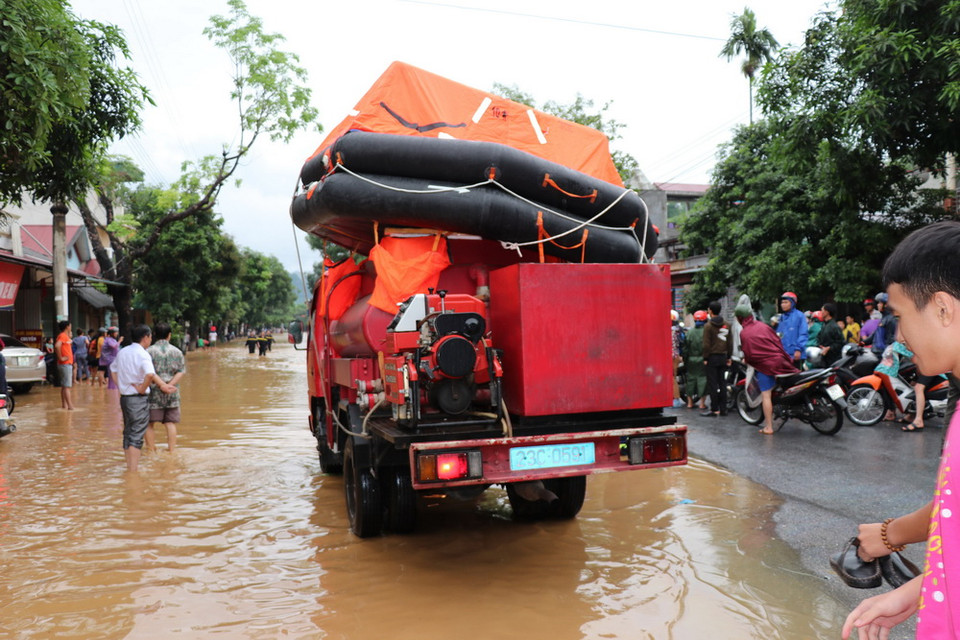 Nhiều phương tiện cứu hộ đã được các lực lượng chức năng của tỉnh Hà Giang đưa ra giúp bà con nhân dân vùng lũ. (Ảnh: Minh Tâm/Vietnam+)
