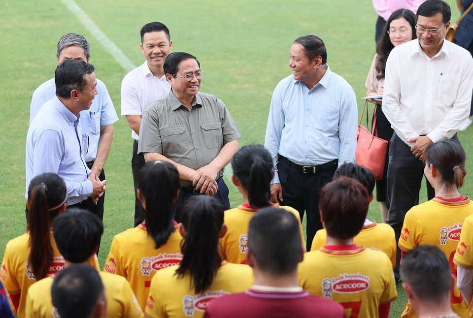 Thủ tướng Phạm Minh Chính ân cần hỏi thăm về công tác chuẩn bị, công tác hậu cần; sức khỏe, tinh thần của các cầu thủ và thành viên của Đội tuyển Bóng đá Nữ Quốc gia Việt Nam tham dự World Cup 2023. (Ảnh: Dương Giang/TTXVN)