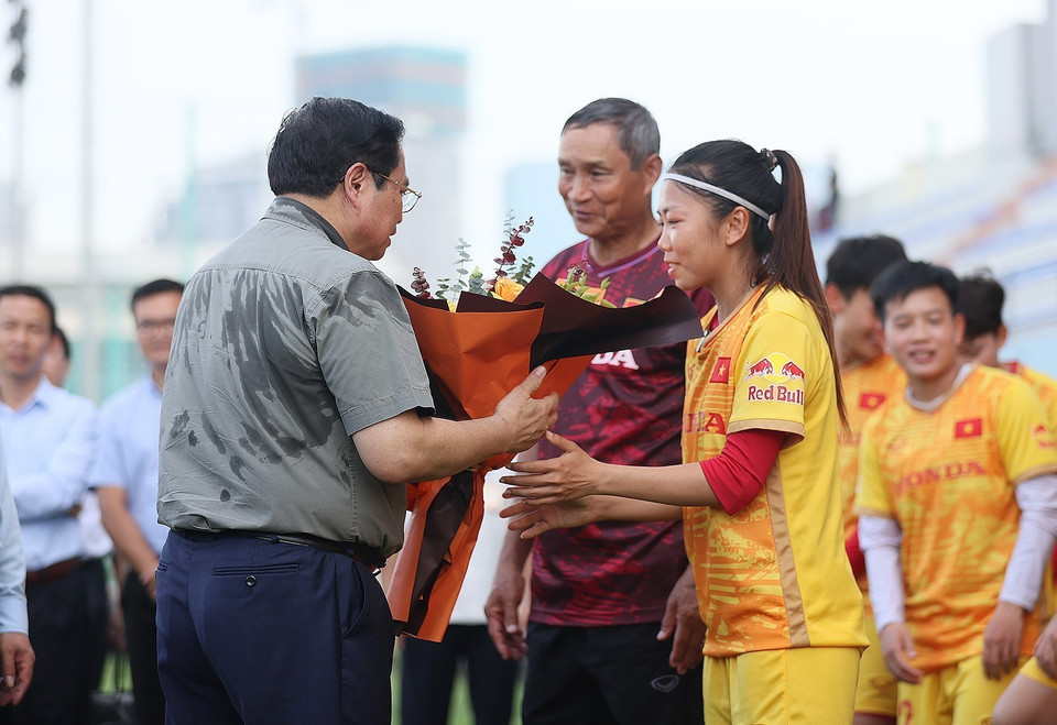 Thủ tướng Phạm Minh Chính động viên Đội tuyển Bóng đá Nữ Quốc gia. (Ảnh: Dương Giang/TTXVN)