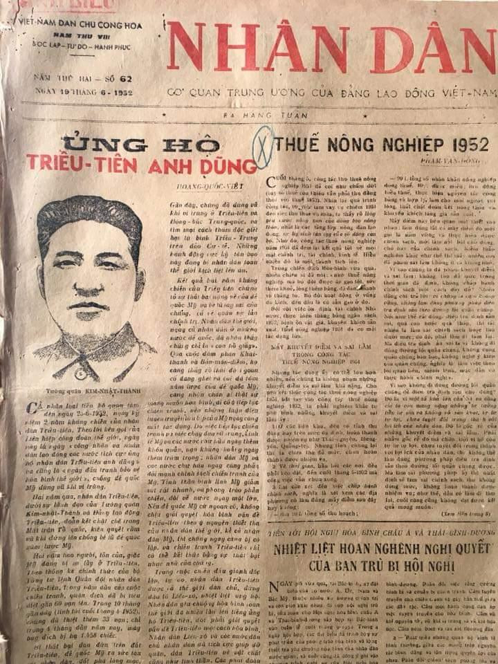 Nhà sưu tập Tạ Thu Phong đã sưu tầm và gìn giữ được hàng ngàn trang sách, báo cũ. (Ảnh: PV/Vietnam+)