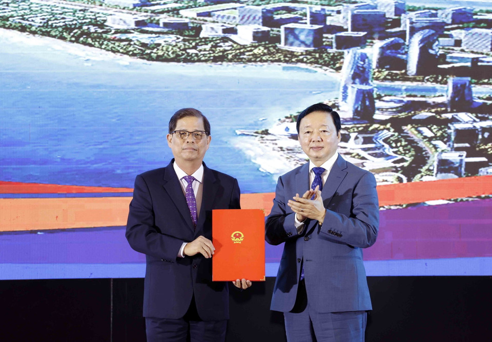 Phó Thủ tướng Trần Hồng Hà trao Quyết định của Thủ tướng Chính phủ cho Chủ tịch Ủy ban Nhân dân tỉnh Khánh Hòa Nguyễn Tấn Tuân. (Ảnh: Nhan Sáng/TTXVN)