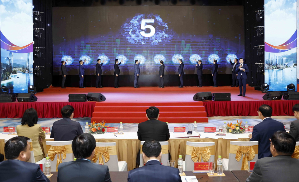 Phó Thủ tướng Trần Hồng Hà và các đại biểu thực hiện nghi thức công bố Quyết định của Thủ tướng Chính phủ. (Ảnh: Nhan Sáng/TTXVN)