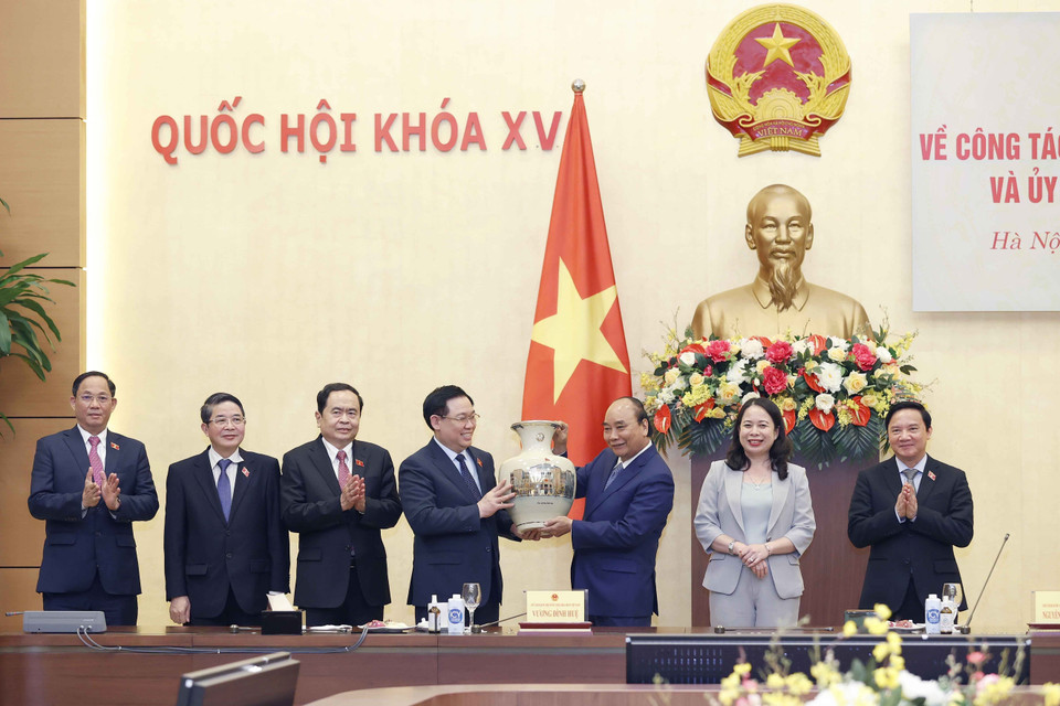 Chủ tịch nước Nguyễn Xuân Phúc tặng quà lưu niệm cho Chủ tịch Quốc hội Vương Đình Huệ. (Ảnh: Doãn Tấn/TTXVN)