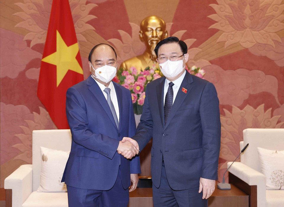 Chủ tịch Quốc hội Vương Đình Huệ đón Chủ tịch nước Nguyễn Xuân Phúc dự Hội nghị. (Ảnh: Doãn Tấn/TTXVN)