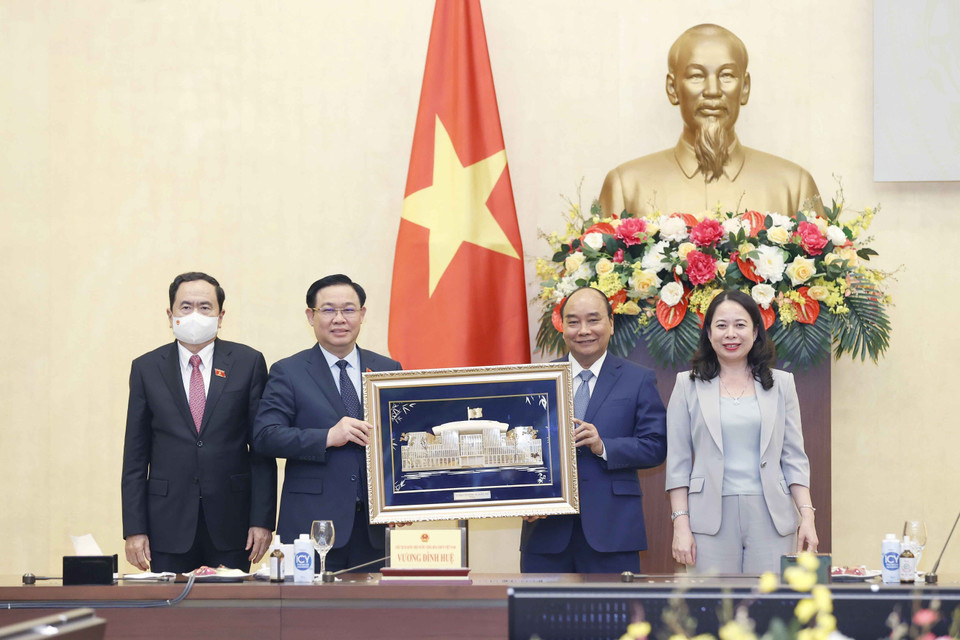 Chủ tịch Quốc hội Vương Đình Huệ tặng quà lưu niệm cho Chủ tịch nước Nguyễn Xuân Phúc. (Ảnh: Doãn Tấn/TTXVN)