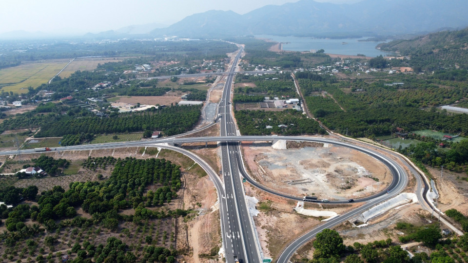 Đường gom lên cao tốc tại nút giao Suối Dầu. (Ảnh: Hoàng Hiếu/TTXVN)