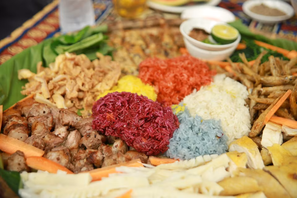 Đặc sản Long Cốc: Xôi ngũ sắc, thịt lợn bản nướng, cá suối chiên, măng đắng luộc, gà leo cây... (Ảnh: Mai Mai/Vietnam+)