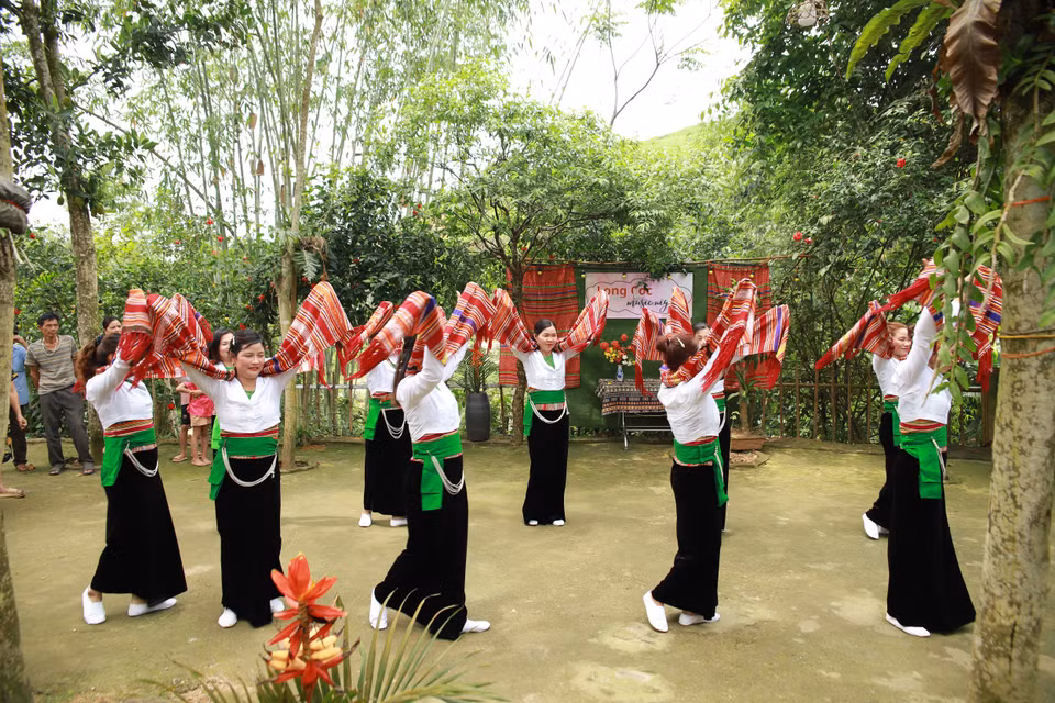 Câu lạc bộ dân ca dân vũ địa phương quy tụ người dân thuộc các tầng lớp luyện tập và trao truyền vốn cổ. (Ảnh: Mai Mai/Vietnam+)