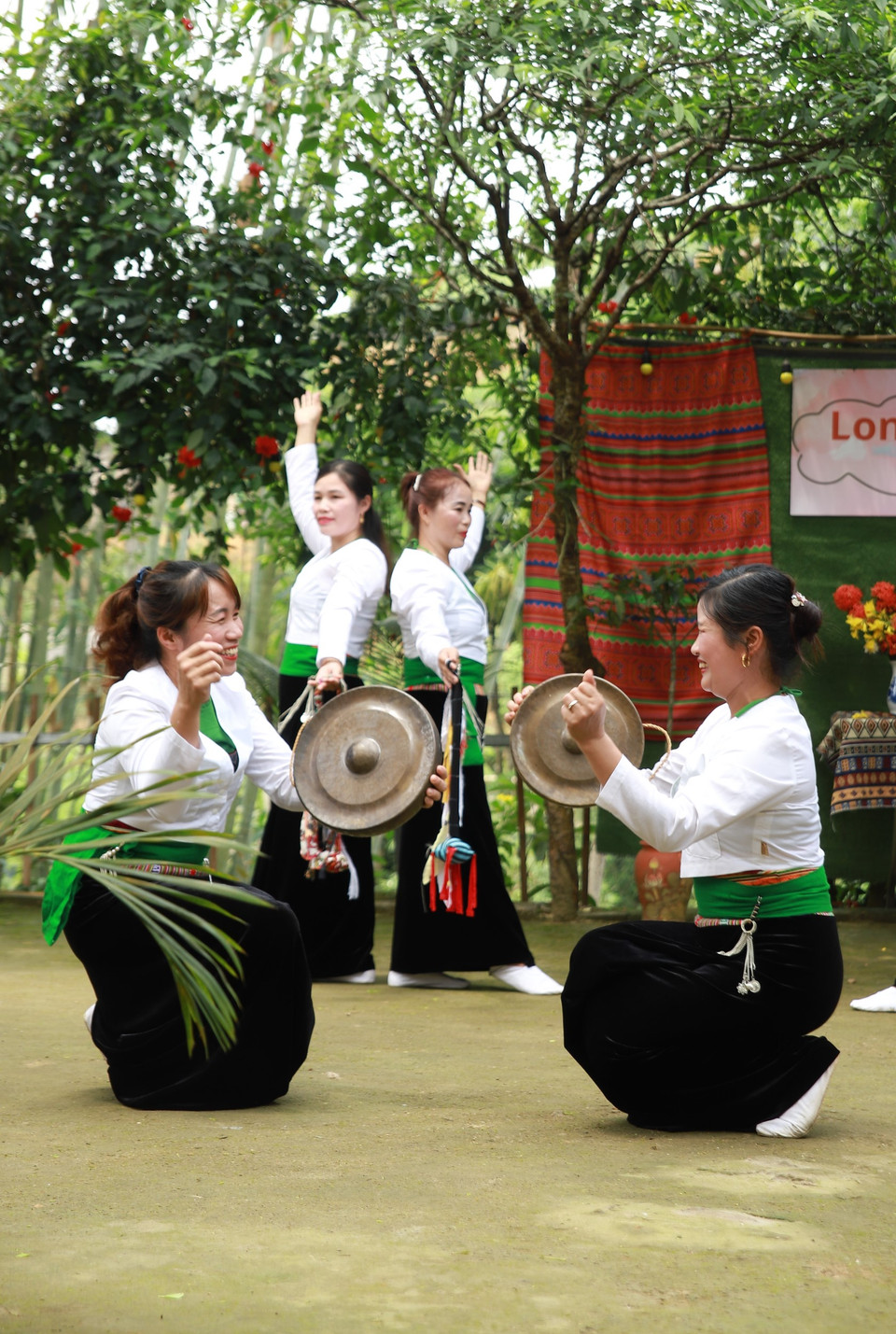Khi lên sân khấu biểu diễn họ là "nghệ sỹ" nhưng khi trút bỏ những bộ quần áo truyền thống, họ lại trở về là những nông dân chân lấm tay bùn với công việc đồng áng. (Ảnh: Mai Mai/Vietnam+)
