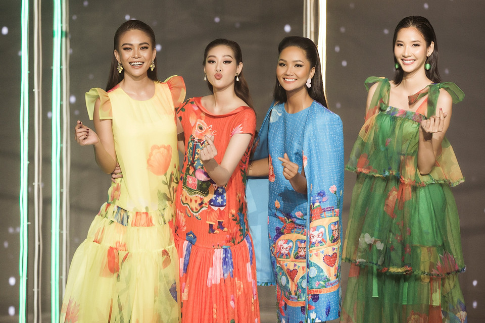 Thời gian này, Hoa hậu Khánh Vân đang tích cực gặp gỡ, hỗ trợ các trẻ em gái của Tổ chức giải cứu, nuôi dưỡng và hỗ trợ xây dựng tương lai cho những trẻ bị xâm hại tình dục hoặc có nguy cơ cao trở thành nạn nhân khai thác tình dục trẻ em ở Việt Nam - Ngôi nhà OBV. (Ảnh: CTV/Vietnam+)