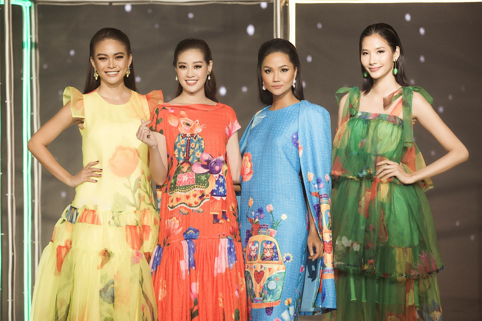 Đặc biệt, phần trình diễn của Hoa hậu Khánh Vân còn có sự xuất hiện của các ‘đàn chị’ gia đình Hoa hậu Hoàn vũ Việt Nam, gồm: Hoa hậu H’Hen Niê, Á hậu Hoàng Thùy, Á hậu Mâu Thủy. Màn kết hợp của tứ hậu Hoa hậu Hoàn vũ Việt Nam mang lại nhiều cảm xúc cho khán giả. (Ảnh: CTV/Vietnam+)