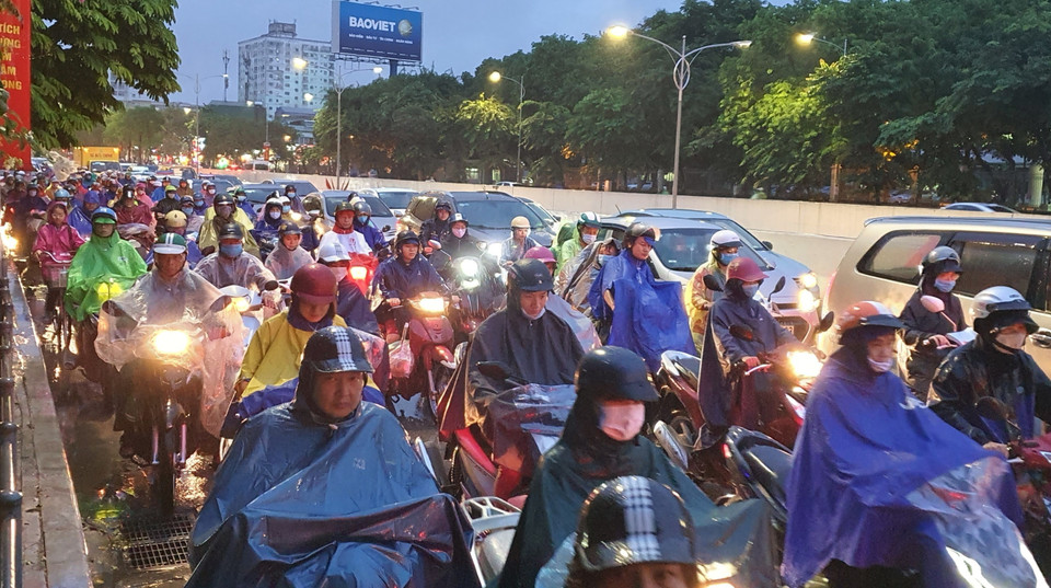 Ùn tắc giao thông kéo dài trên đường Đại Cồ Việt trong giờ cao điểm. (Ảnh: Danh Lam/TTXVN)