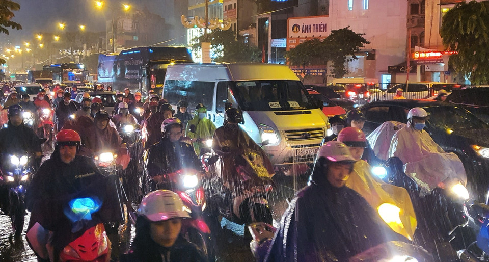 Ùn tắc giao thông trên đường Giải Phóng trong giờ cao điểm. (Ảnh: Danh Lam/TTXVN)