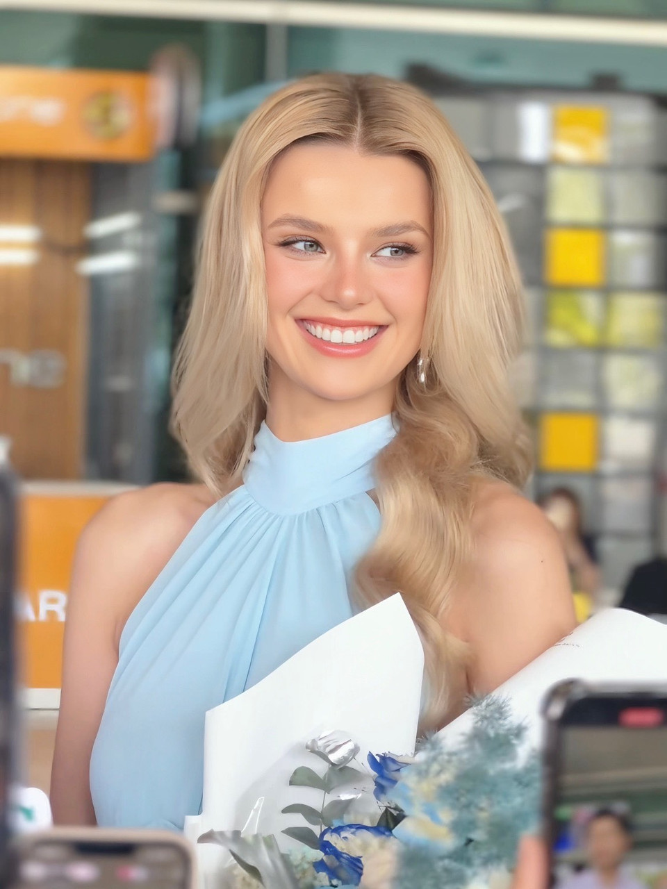 Nụ cười rạng rỡ của đương kim Miss World 2024 khi đặt chân tới Việt Nam. (Ảnh: CTV/Vietnam+)