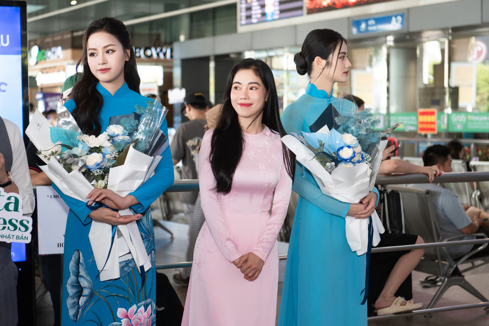 Hoa hậu Huỳnh Trần Ý Nhi, Á hậu Đào Hiền diện áo dài truyền thống màu xanh ra đón Hoa hậu Thế giới. (Ảnh: CTV/Vietnam+)