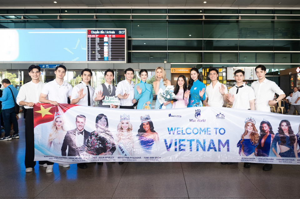 Dàn thí sinh Mr World Vietnam 2024 cũng có mặt để đón tiếp đương kim Hoa hậu Thế giới 2024. (Ảnh: CTV/Vietnam+)