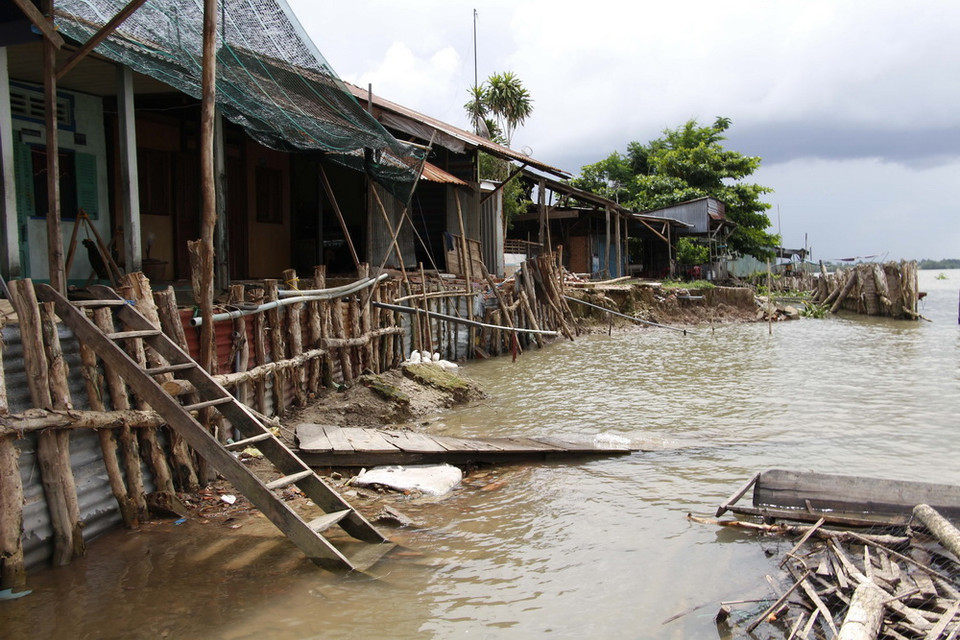  Sạt lở bờ sông Cái Côn ngày một nghiêm trọng uy hiếp cuộc sống nhiều người dân ấp Phú Thạnh, thị trấn Mái Dầm, huyện Châu Thành, tỉnh Hậu Giang. (Ảnh: Hồng Thái/TTXVN