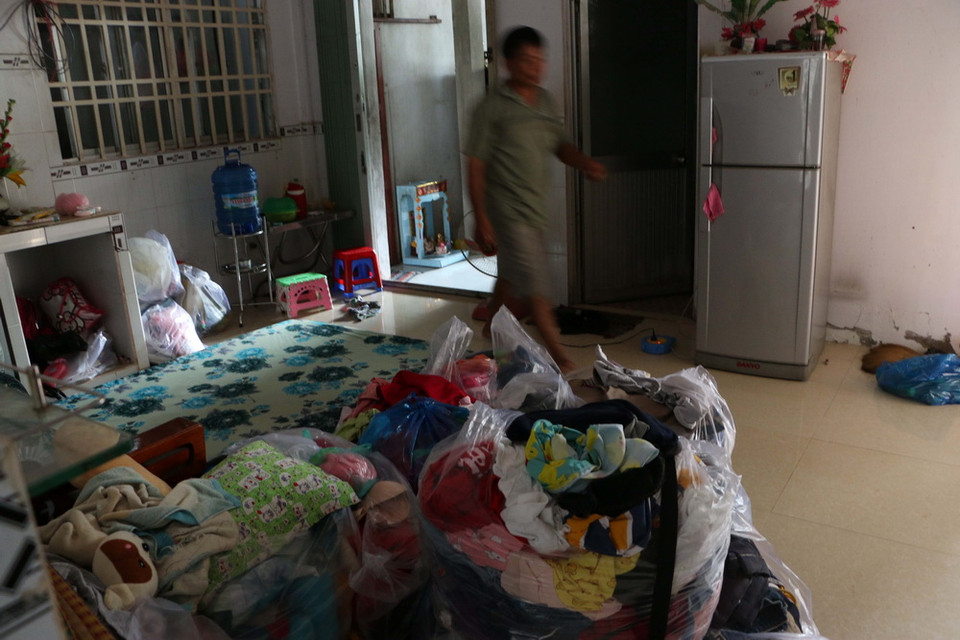 Đồ đạc được gia đình anh Nguyễn Thanh Dân cho vào bọc sẵn sàng chạy sạt lở, khi điểm sạt lở bờ sông Ba Láng trước nhà anh, thuộc ấp Phú Lợi, xã Tân Phú Thạnh, huyện Châu Thành A, tỉnh Hậu Giang có chiều hướng tiếp tục ăn sâu vào nhà. (Ảnh: Duy Khương/TTXVN)