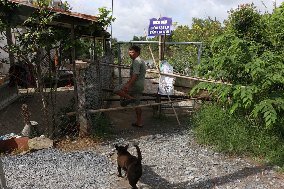  Cuộc sống nhiều người dân ấp Phú Lợi, xã Tân Phú Thạnh, huyện Châu Thành A, tỉnh Hậu Giang bị ảnh hưởng do sạt lở bờ sông Ba Láng. (Ảnh: Duy Khương/TTXVN)