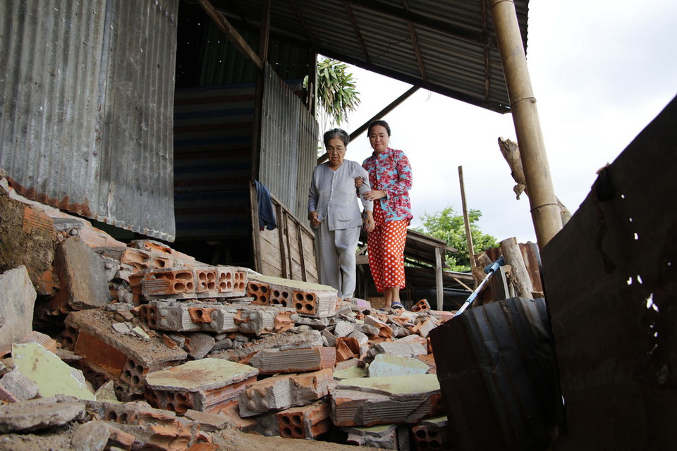 Cuộc sống người dân ấp Phú Thạnh, thị trấn Mái Dầm, huyện Châu Thành, tỉnh Hậu Giang bị đảo lộn do sạt lở bờ sông Cái Côn. (Ảnh: Duy Khương/TTXVN)