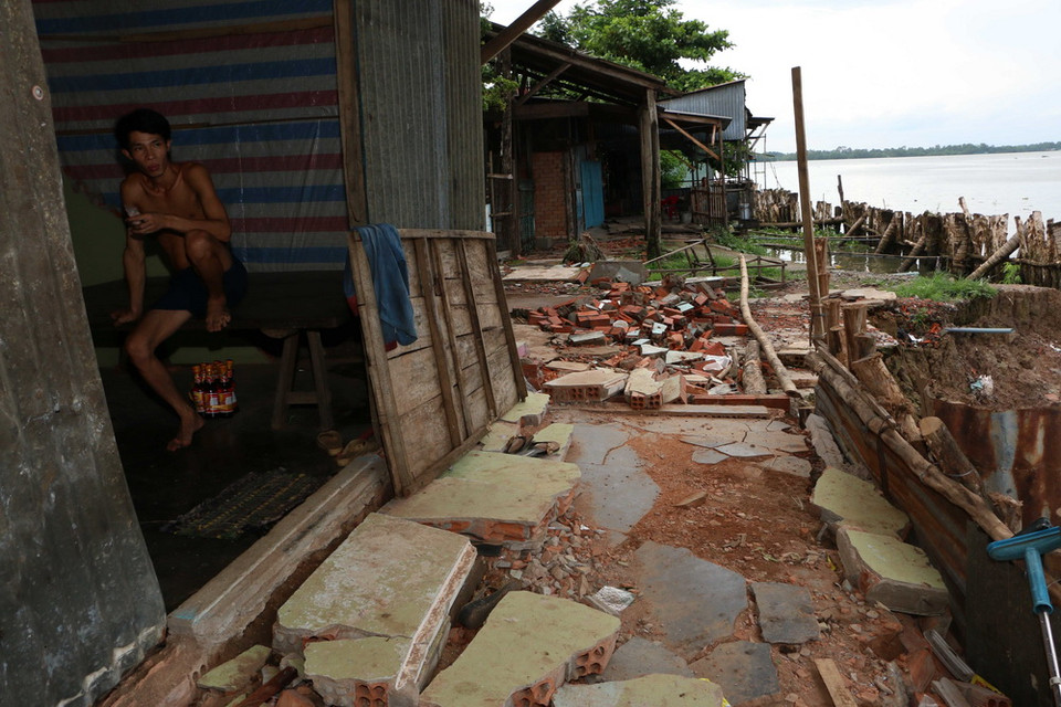 Cuộc sống người dân ấp Phú Thạnh, thị trấn Mái Dầm, huyện Châu Thành, tỉnh Hậu Giang bị đảo lộn do sạt lở bờ sông Cái Côn. (Ảnh: Duy Khương/TTXVN)