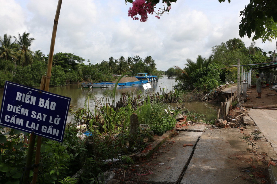 Một điểm sạt lở bờ sông Ba Láng thuộc ấp Phú Lợi, xã Tân Phú Thạnh, huyện Châu Thành A, tỉnh Hậu Giang. (Ảnh: Duy Khương/TTXVN)