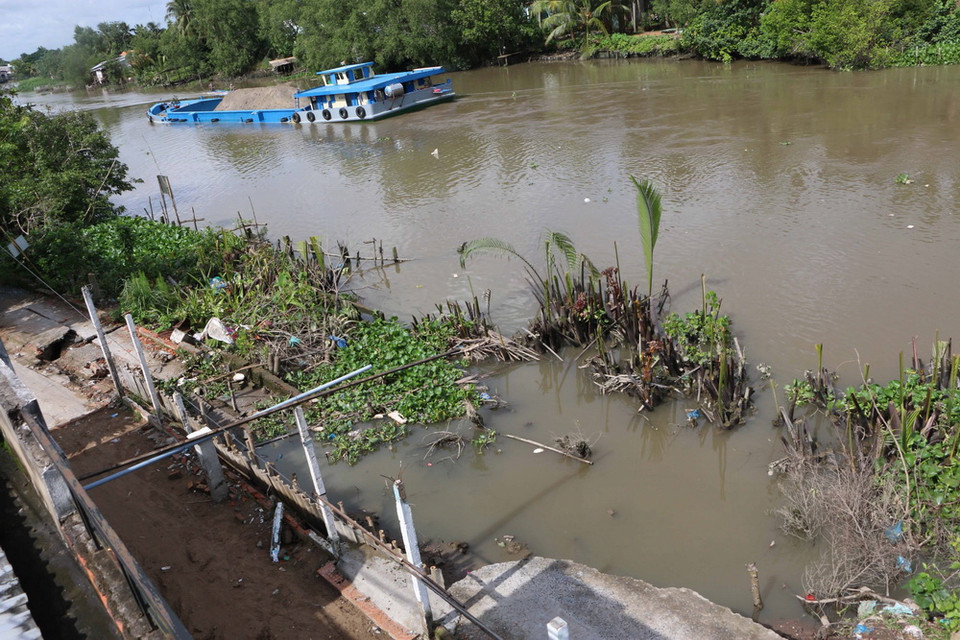 Điểm sạt lở bờ sông Ba Láng thuộc ấp Phú Lợi, xã Tân Phú Thạnh, huyện Châu Thành A, tỉnh Hậu Giang ngoài việc do biến đổi khí hậu còn được cho là do tác động của những chiếc sà lan chạy trên tuyến sông này. (Ảnh: Duy Khương/TTXVN)