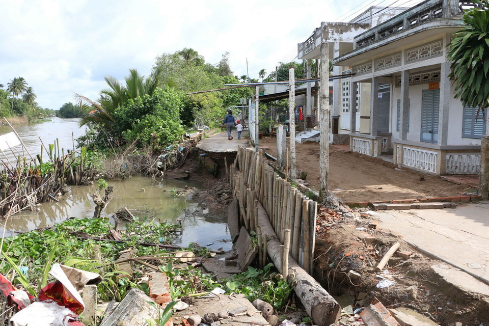  Điểm sạt lở bờ sông Ba Láng thuộc ấp Phú Lợi, xã Tân Phú Thạnh, huyện Châu Thành A, tỉnh Hậu Giang làm mất một đoạn đường đi. (Ảnh: Duy Khương/TTXVN)