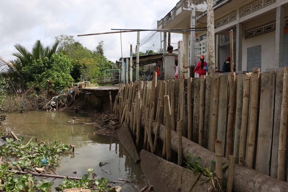Sạt lở bờ sông Ba Láng thuộc ấp Phú Lợi, xã Tân Phú Thạnh, huyện Châu Thành A, tỉnh Hậu Giang đang tiếp tục ăn sâu vào nhà người dân. (Ảnh: Duy Khương/TTXVN)