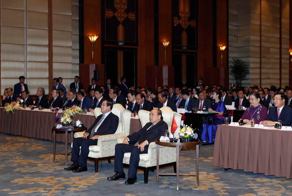  Thủ tướng Nguyễn Xuân Phúc và Thủ tướng Vương quốc Campuchia Samdech Techo Hun Sen và các đại biểu tại Hội nghị. (Ảnh: Thống Nhất/TTXVN)
