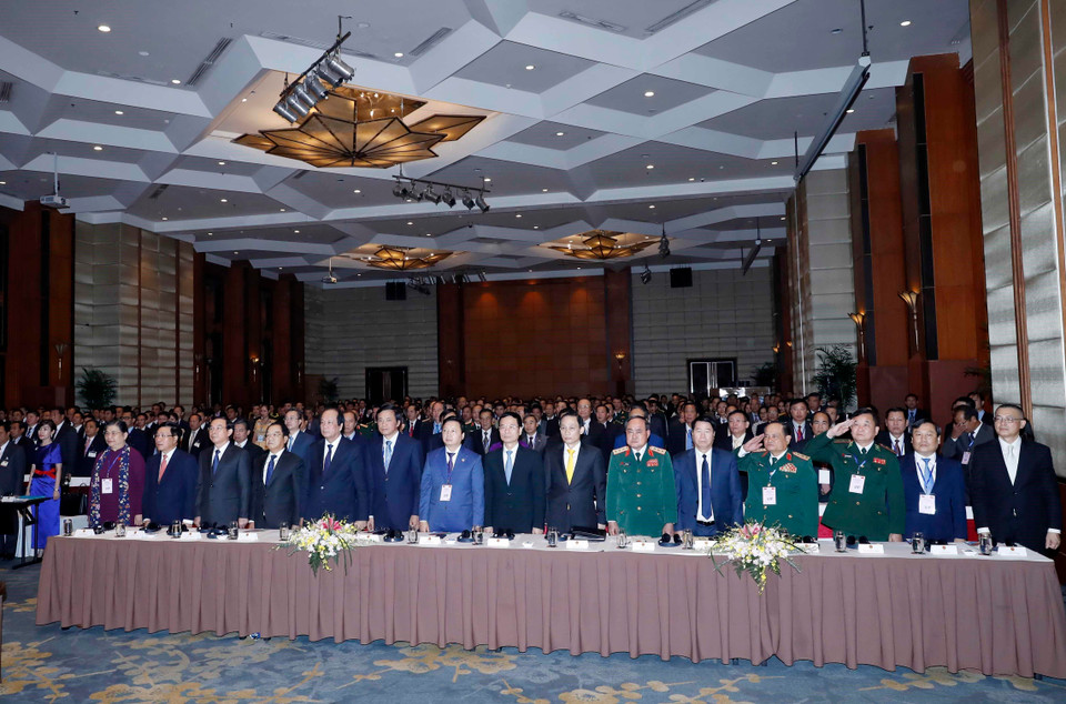  Các đại biểu thực hiện nghi thức chào cờ. (Ảnh: Thống Nhất/TTXVN)