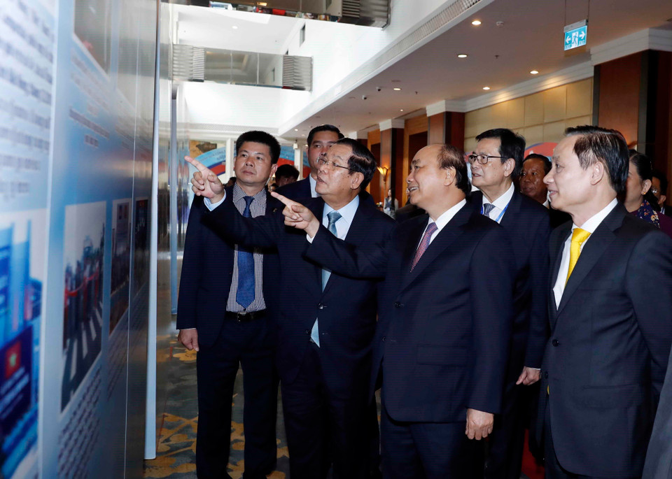 Sáng 5/10, tại Hà Nội, Thủ tướng Nguyễn Xuân Phúc và Thủ tướng Vương quốc Campuchia Samdech Techo Hun Sen dự Hội nghị tổng kết công tác phân giới cắm mốc biên giới trên đất liền Việt Nam- Campuchia giai đoạn 2006-2019. (Ảnh: Thống Nhất/TTXVN)