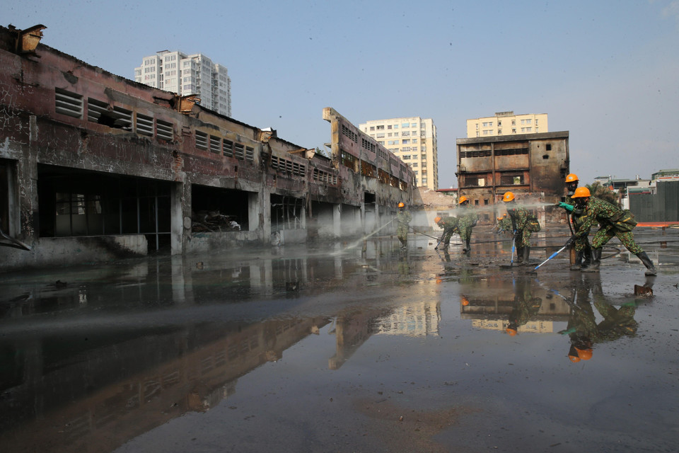 Lực lượng Binh chủng Hóa học phun hóa chất tẩy độc mặt nền nhà xưởng của Công ty Rạng Đông, ngày 5/10. (Ảnh: Dương Giang/TTXVN)