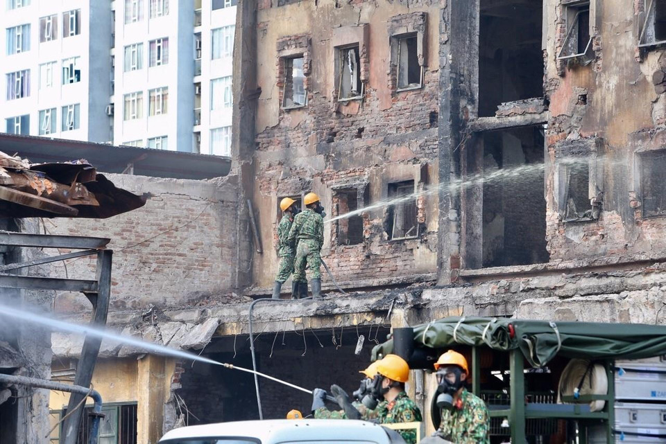 Lực lượng Binh chủng Hóa học phun hóa chất tẩy độc mặt nền nhà xưởng của Công ty Rạng Đông, ngày 5/10. (Ảnh: Dương Giang/TTXVN)