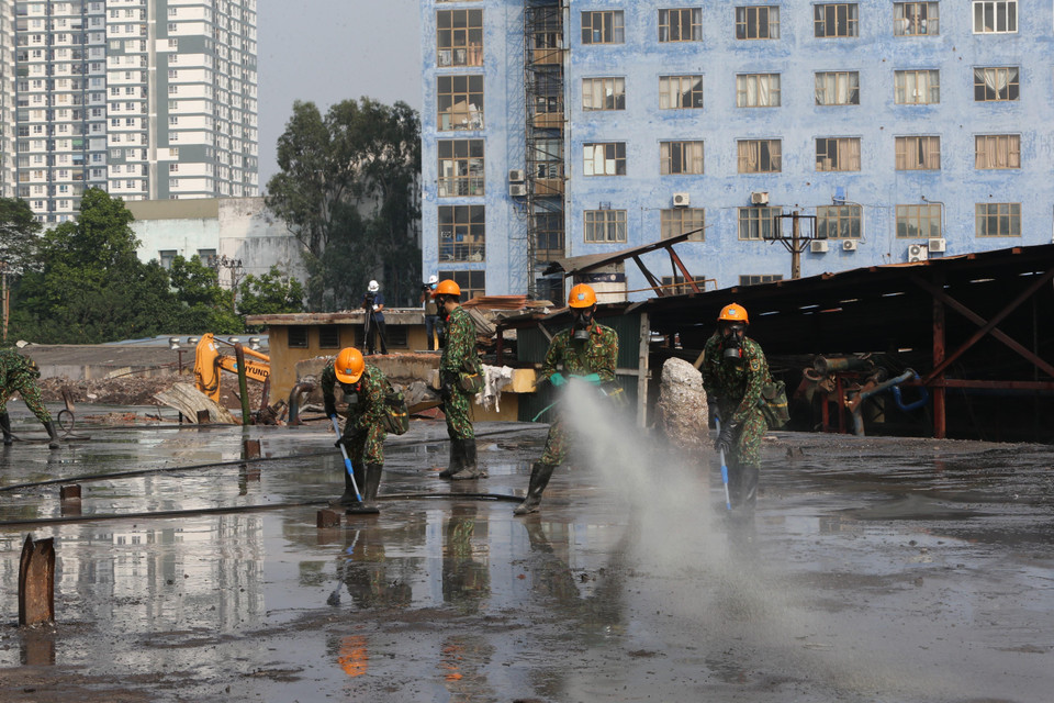 Lực lượng Binh chủng Hóa học phun hóa chất tẩy độc mặt nền nhà xưởng của Công ty Rạng Đông, ngày 5/10. (Ảnh: Dương Giang/TTXVN)