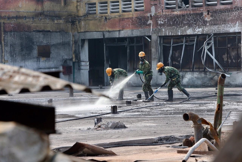 Lực lượng Binh chủng Hóa học phun hóa chất tẩy độc mặt nền nhà xưởng của Công ty Rạng Đông, ngày 5/10. (Ảnh: Dương Giang/TTXVN)