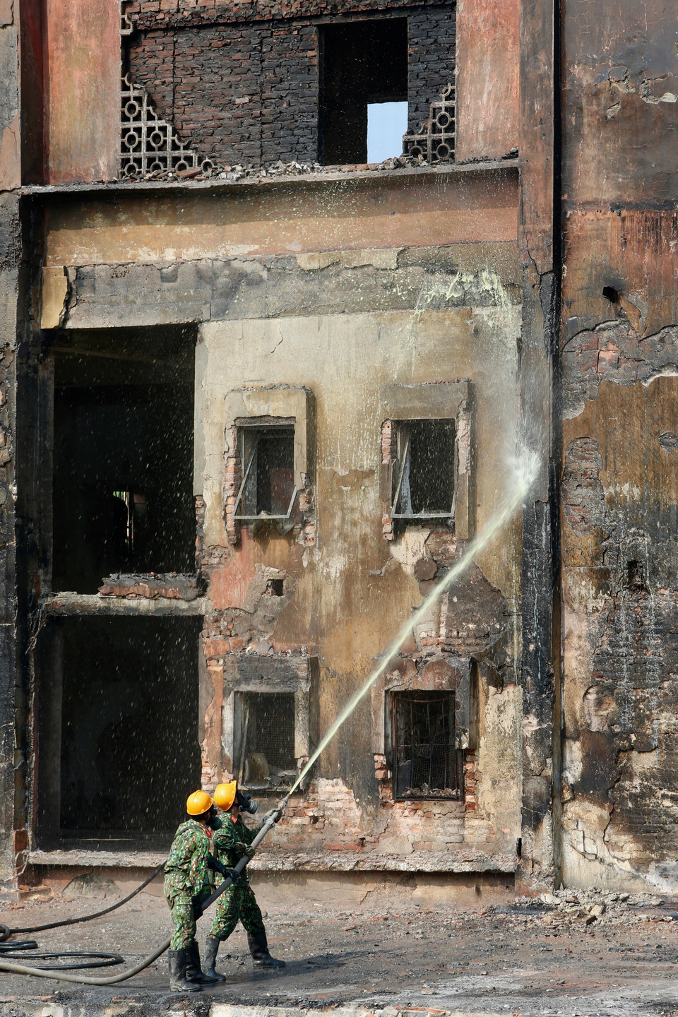 Lực lượng Binh chủng Hóa học phun hóa chất tẩy độc mặt nền nhà xưởng của Công ty Rạng Đông, ngày 5/10. (Ảnh: Dương Giang/TTXVN)