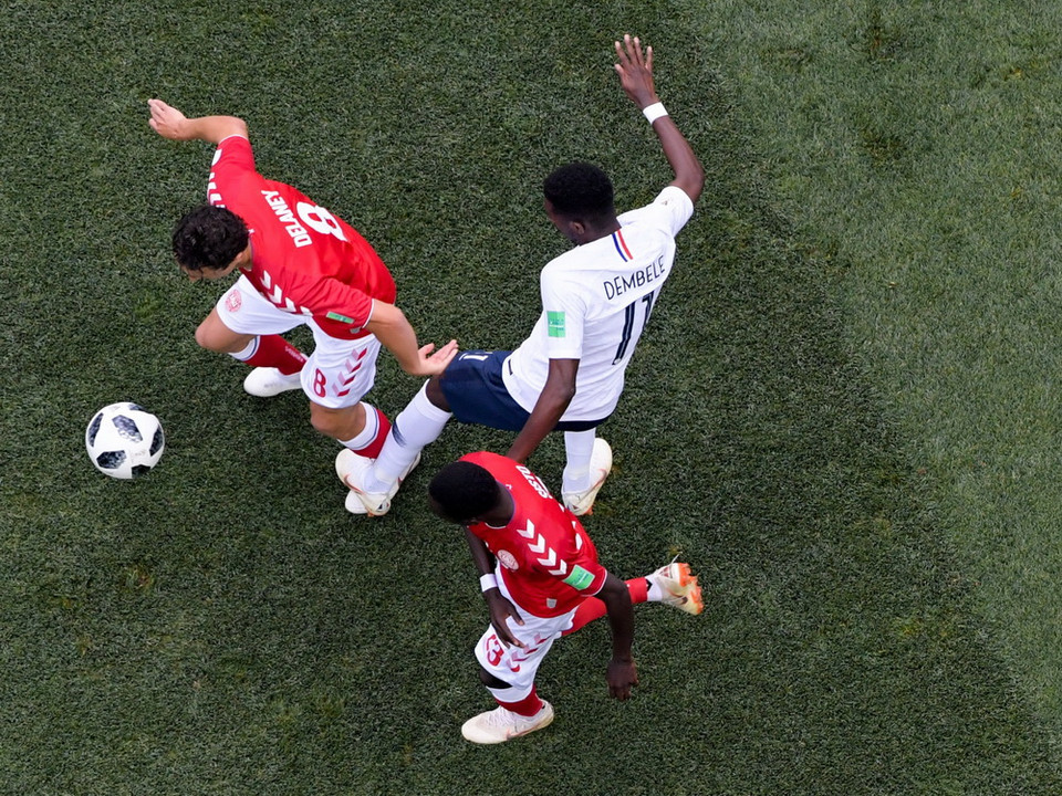 Cầu thủ Pháp Ousmane Dembele (giữa) kèm chặt Thomas Delaney (trái) của Đan Mạch trong trận đấu ở bảng C diễn ra ở Moskva, Nga ngày 26/6. (Ảnh: AFP/TTXVN)