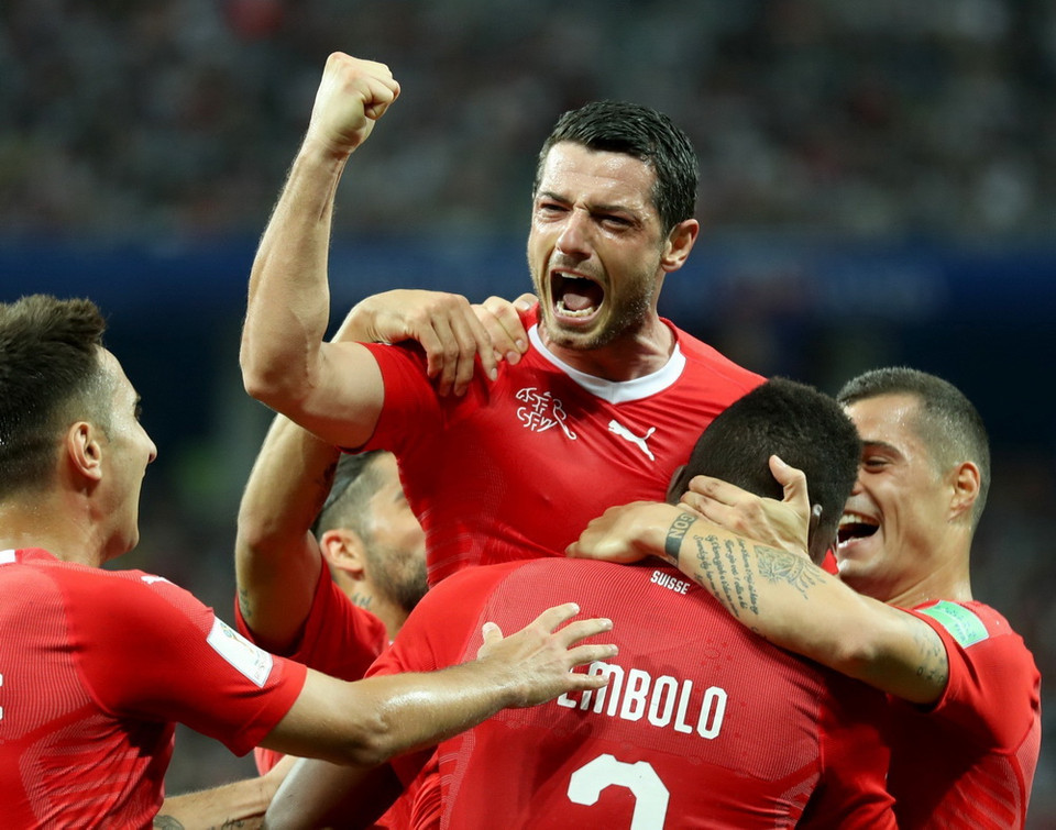 Niềm vui chiến thắng của các cầu thủ Thụy Sĩ sau khi đoạt vé vào vòng loại trực tiếp sau trận hòa 2-2 với đối thủ Costa Rica trong lượt đấu cuối cùng của bảng E diễn ra tại Nizhny Novgorod, Nga, ngày 27/6. (Ảnh: THX/TTXVN)