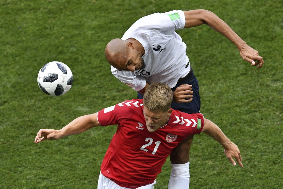 Tình huống tranh bóng bổng giữa cầu thủ Andreas Cornelius, đội tuyển Đan Mạch, và Steven N'Zonzi (phải), đội tuyển Pháp, trong trận đấu ở bảng C diễn ra ở Moskva, Nga ngày 26/6. (Ảnh: AFP/TTXVN)