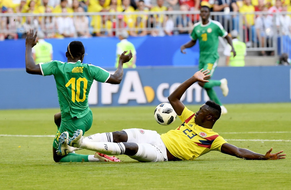 Pha tranh bóng quyết liệt giữa cầu thủ Davinson Sanchez (phải) của Colombia và Sadio Mane của Senegal trong trận đấu ở bảng H diễn ra ở Samara, Nga ngày 28/6. (Ảnh: THX/TTXVN)