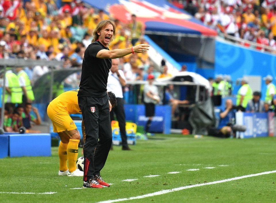  Huấn luyện viên đội tuyển Peru Ricardo Gareca chỉ đạo các học trò trong trận đấu với đội Australia. (Ảnh: THX/TTXVN)